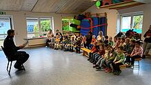Im Kindergarten Kadelburg ließt Thomas Baumgartner, stellvertretender Bürgermeister und Beamter bei der Bundespolizei, den Jungen und ...