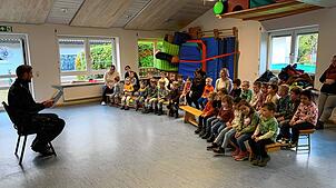 Im Kindergarten Kadelburg ließt Thomas Baumgartner, stellvertretender Bürgermeister und Beamter bei der Bundespolizei, den Jungen und ...