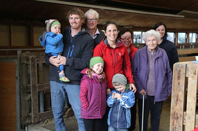 Familienfoto (von links): Nesthäkchen Paul auf dem Arm von Papa Florian Burkard, Seniorchef Hansi Süß, seine Tocher Christina Burkard, ...