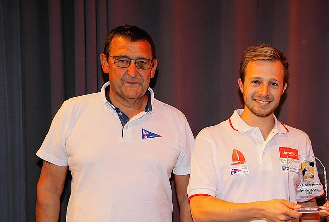 Der zum zweiten Male vergebene Sport-Sonderpreis geht an das Racing-Team des SMCÜ. In Empfang nimmt ihn Jan Fritze, links Vorsitzender ...