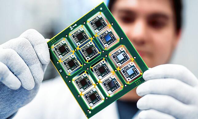 High-Tech-Forschung für die Automobilbranche: Komplexe Sensoren und Assistenzsysteme werden von der Conti Temic microelectronic GmbH ...