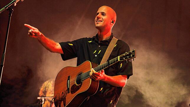 Spätestens jetzt wird er sich an Aach erinnern: Milow beim Strandkorb Open-Air.