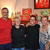 Eine gelungene Überraschung: Schlagersängerin Alexandra Hofmann (rechts) mit dem Team der Lebensmittelhilfe in Meersburg, (von links) ...