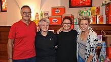 Eine gelungene Überraschung: Schlagersängerin Alexandra Hofmann (rechts) mit dem Team der Lebensmittelhilfe in Meersburg, (von links) ...