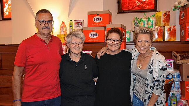 Eine gelungene Überraschung: Schlagersängerin Alexandra Hofmann (rechts) mit dem Team der Lebensmittelhilfe in Meersburg, (von links) ...