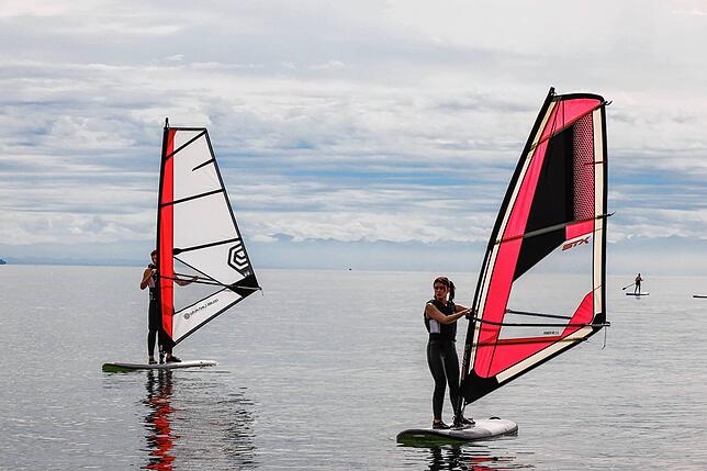 Bei der Wassersportschule Treibgut in Allensbach können Interessierte das Windsurfen erlernen.
