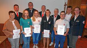 Die Verantwortlichen des DRK-Ortsvereins Heuberg-Donautal ehren bei der Hauptversammlung im Gasthaus Sternen in Nusplingen diese ...