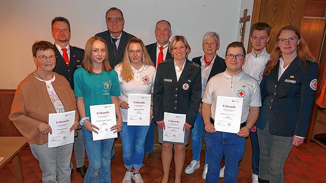 Die Verantwortlichen des DRK-Ortsvereins Heuberg-Donautal ehren bei der Hauptversammlung im Gasthaus Sternen in Nusplingen diese ...