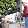 Alexander Misok vom Bräunlinger Stadtbauamt nimmt die Maße an der historischen Mauer vor der Schule. Die Balustrade ist mittlerweile ...