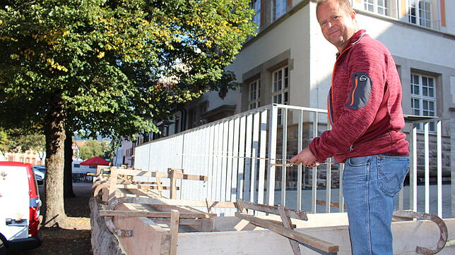 Alexander Misok vom Bräunlinger Stadtbauamt nimmt die Maße an der historischen Mauer vor der Schule. Die Balustrade ist mittlerweile ...