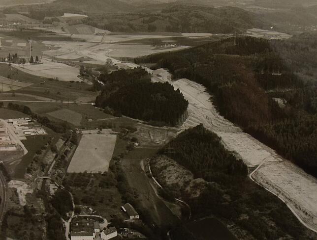 Die Schneise für die A98 bei Stockach auf Höhe des Industriegebiets. In Blickrichtung hinten ist die Anschlussstelle Stockach-Ost. Das ...