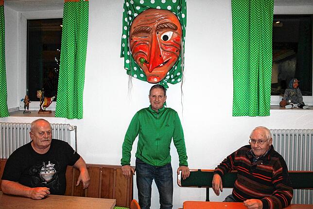 Dank der Initiative dreier Rentner strahlt das Hexenhisli in neuem Glanz. (v.l. Franz Schnurr, Johann Weber, Manfred Storz unter der ...