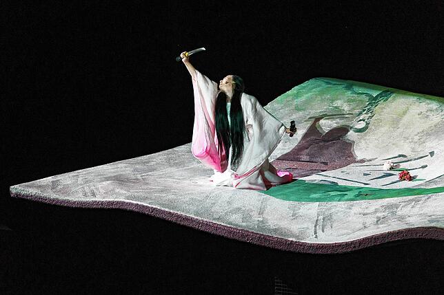 Am Ende sieht Madame Butterfly keinen Ausweg mehr. Um ihre Ehre zu retten, begehrt sie mit dem vom Vater geerbten Dolch Suizid.