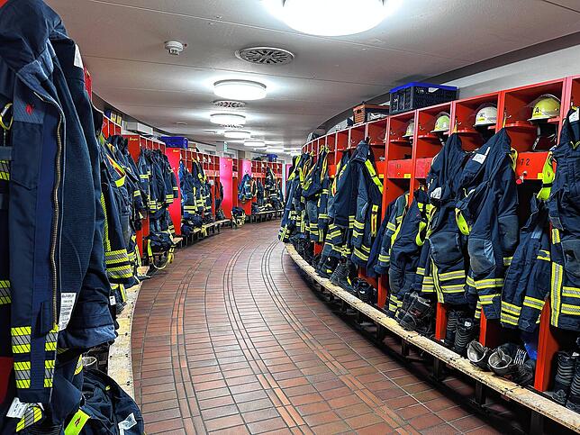 Im Keller der Feuerwache hat jeder aktive Feuerwehrler seinen Spind mit der Einsatzkleidung und -ausrüstung.