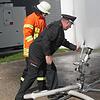 Kommandant Berthold Reichle (vorn) gibt bei der Übung der Sauldorfer Feuerwehr Anweisungen für den Einsatz des Wasserwerfers.