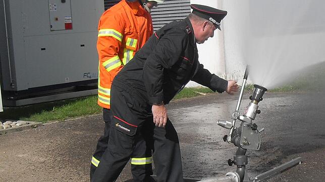 Kommandant Berthold Reichle (vorn) gibt bei der Übung der Sauldorfer Feuerwehr Anweisungen für den Einsatz des Wasserwerfers.