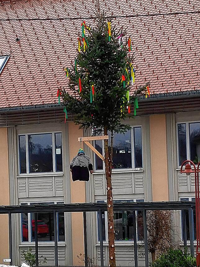 Aus dem Weihnachtsbaum in Ühlingen ist ein Narrenbaum geworden.