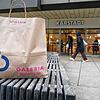 (Archivbild) Was ist drin in der Tüte? Das fragen sich Karstadt-Beschäftigte in Singen und Konstanz während des laufenden Tarifstreits.