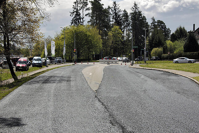 Bild 11: Bilder vom Auftragen des Dünnschichtasphalt in der Peterzeller Straße