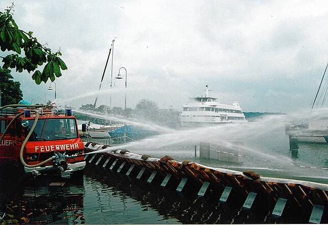 Auf der beim Hochwasser 1999 überfluteten Hafenmeile errichtete die Feuerwehr eine Hochwassersperre, pumpte das Wasser dahinter ab (im ...
