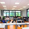 Eine Gruppe Zehntklässler lernt noch intensiv für die anstehende Abschlussprüfung am Schulverbund Nellenburg. Ähnlich wie im Unterricht ...