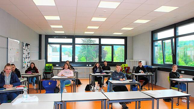 Eine Gruppe Zehntklässler lernt noch intensiv für die anstehende Abschlussprüfung am Schulverbund Nellenburg. Ähnlich wie im Unterricht ...