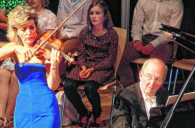Anne-Sophie Mutter bei einem Auftritt vor Schülern in ihrer Heimat Wehr vor vier Jahren.
