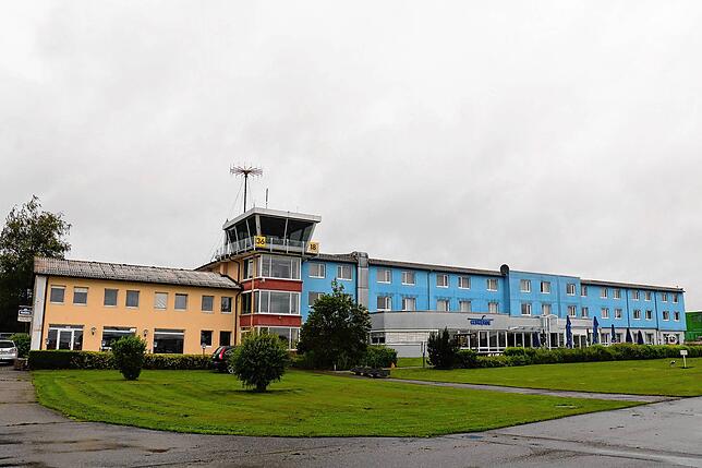 Wenig los bei schlechtem Wetter: Das Flughafengebäude mit Tower und Funktionsräumen sowie das Hotel von der Flugfeldseite.
