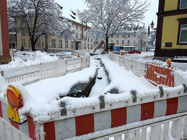 Zwischen Münster- und Rathausplatz erstreckt sich eine großflächige Baustelle nach den aktuellen Rohrbrüchen.