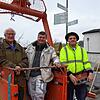 Sie tauschen das Nest aus (von links): Christian Mende, Andreas Mauch und Florian Mauch.