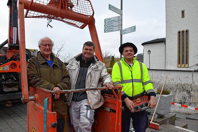 Sie tauschen das Nest aus (von links): Christian Mende, Andreas Mauch und Florian Mauch.