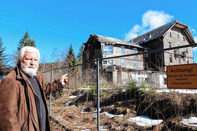 Hansjörg Willig, Vorsitzender des Vereins Kulturerbe Schwarzwaldhochstraße, vor der Ruine des ehemaligen Kurhotels Hundseck in Ottersweier.