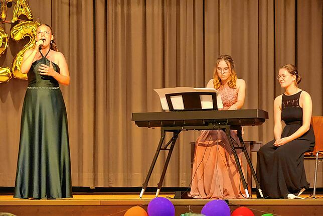 Maren Schmid sang einen Song von Adele, zu dem sie Marietta Keller am E-Piano begleitete.
