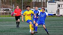 Leon Gecaj (links) hier im Duell mit Radolfzells Robin Niedhardt.