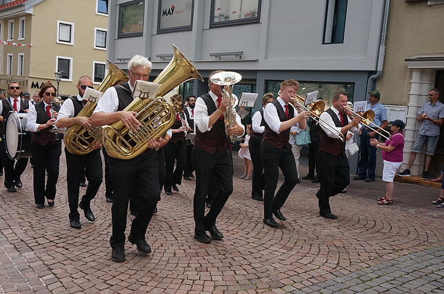 Bild 9: Schwyzertagsumzug in Tiengen 7.7.19
