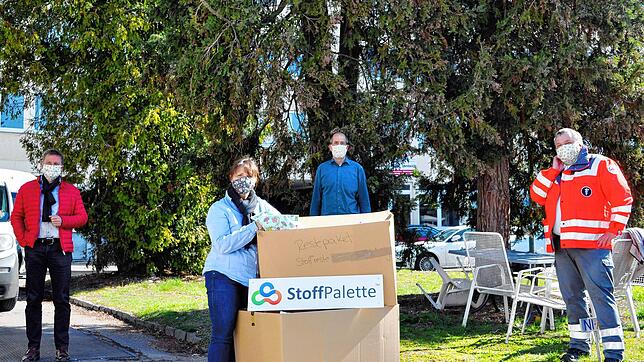Gemeinsam unterstützen sie die Maskenaktion (von links nach rechts): Bernd Schnekenburger (Geschäftsführer Stoffpalette), Sabine Spies ...