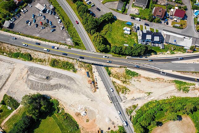 Die neue Bundesstraße wird vierspurig. Jetzt fällt die neue Straße breiter aus als ursprünglich geplant.