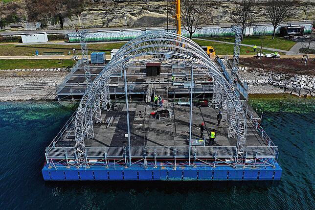 Die Seebühne mit einer Drohne vom Wasser aus aufgenommen.