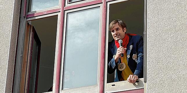 Landrat Zeno Danner am Fenster seines Amtssitzes.