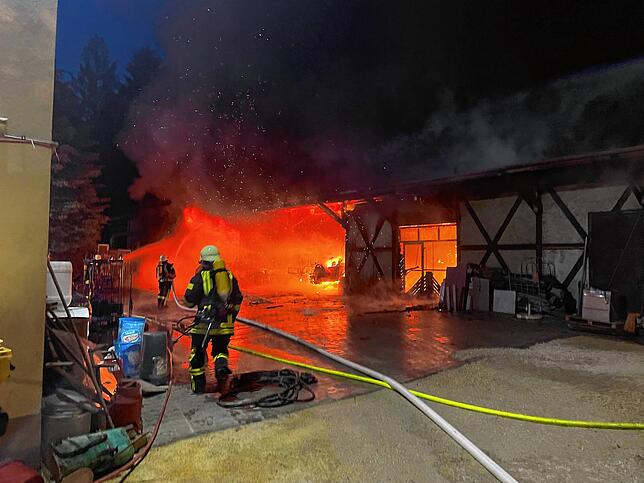 Einsatzkräfte der Feuerwehr löschen den Brand.