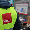 In gelben Verdi-Westen streikten Bedienste des öffentlichen Nahverkehrs vor dem Werkstor der Konstanzer Stadtwerke (Archivbild). ...