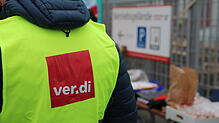 In gelben Verdi-Westen streikten Bedienste des öffentlichen Nahverkehrs vor dem Werkstor der Konstanzer Stadtwerke (Archivbild). ...