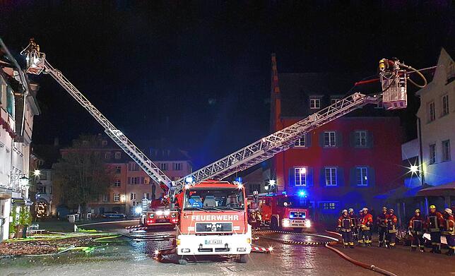 Zwei Drehleitern waren zur Bekämpfung des Dachstuhlbrands nötig.