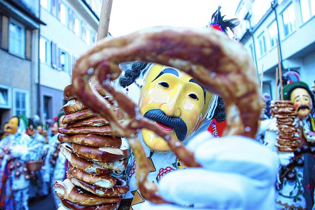 Die Gastgeber aus Oberndorf, eine Zunft, die freigiebig Brezeln verteilt – hier beim Sonntagsumzug.