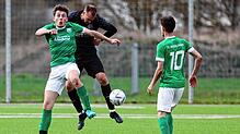 Der FC Bräunlingen (Elias Bauer, links, und Michael Schmidt) hat sich in zweifacher Unterzahl doch noch ein 2:2 gegen die SG ...