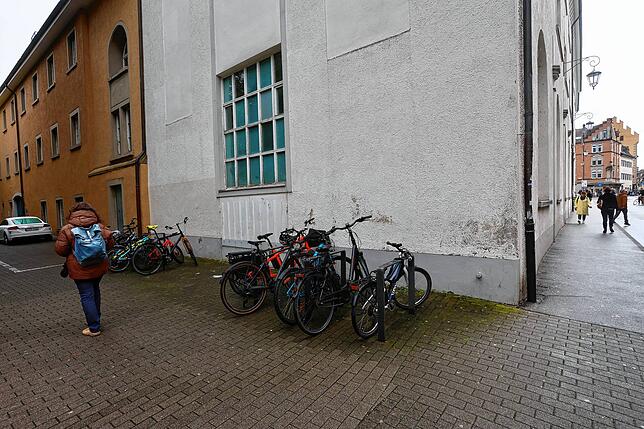 Derzeit ist beim „Kerzenplatz“, wie die Eltern des Jungen die Stelle nennen, keine Erinnerung an das Unglück zu sehen. Monatelang ...