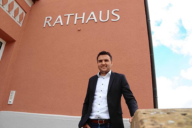 Bürgermeister Denis Lehmann am Eingang des Rathauses.