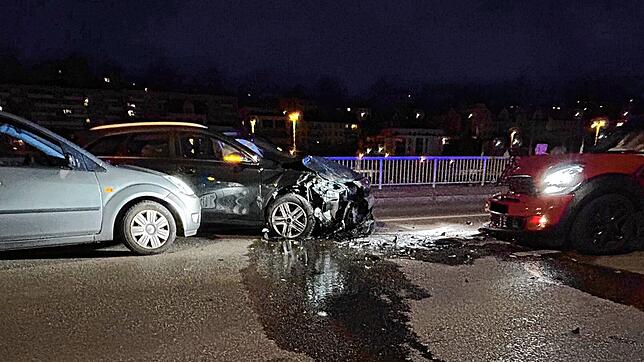 Die drei demolierten Autos nach dem Unfall in der Fulachstraße in Schaffhausen.