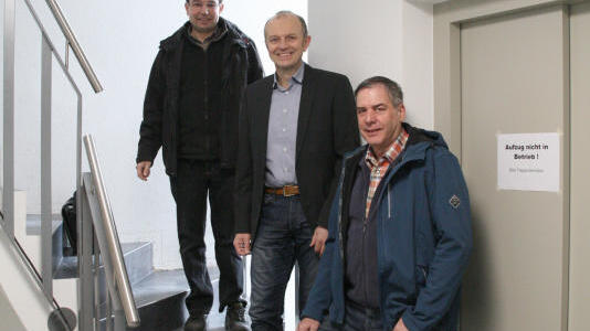 Noch ist der Lift nicht in Betrieb, trotzdem gibt es zufriedene Gesichter: Bauleiter Martin Lauber, Bürgermeister Dietmar Zäpernick und ...