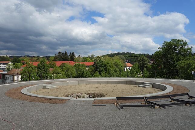 Oben auf der Plattform des Rosenobelturms sichert ein neues Geländer die Besucher. In der Mitte des Runds werden Bänke aufgestellt.